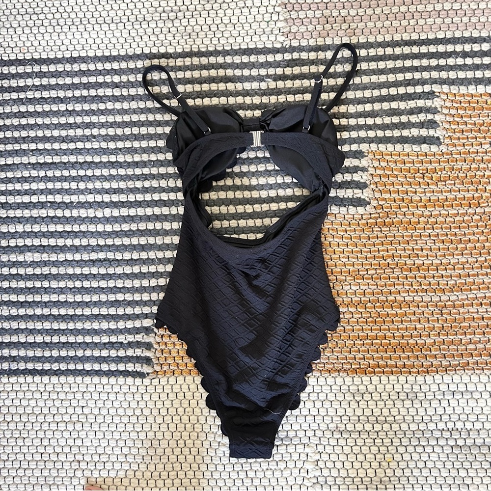 No Brand Padded Scallop ONE piece Swimsuit. Size M - Picture 2 of 8